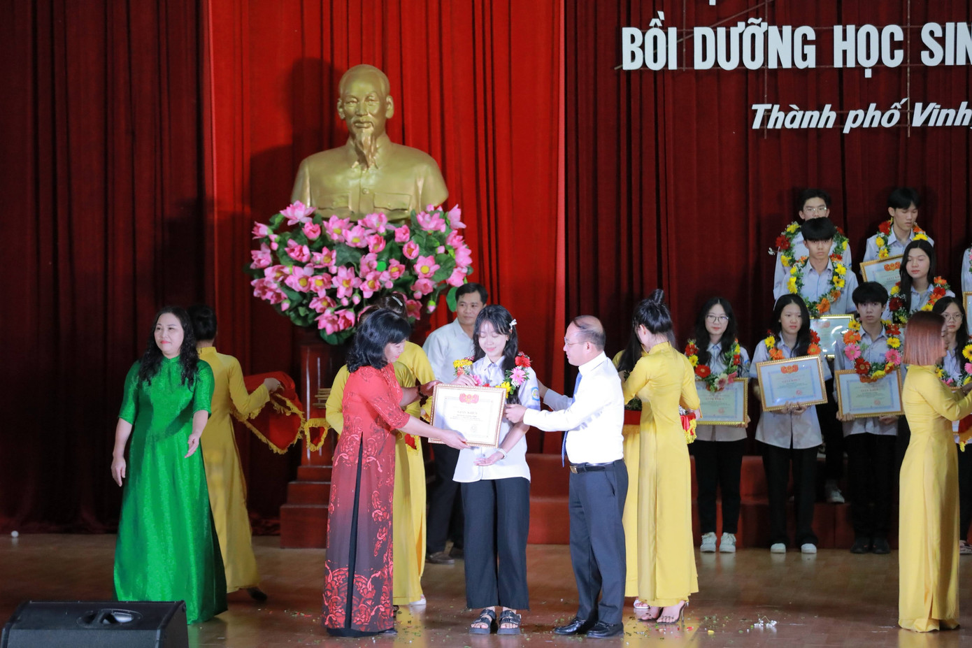 Huệ Minh nhận giải Nhất cấp tỉnh, giải Ba Quốc gia trong cuộc thi Đại sứ Văn hóa đọc.