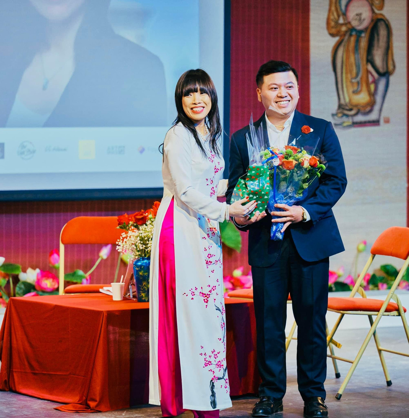 Chị Stephanie Đỗ - Nguyên Hạ nghị sĩ Quốc hội Pháp tặng hoa nhân sự kiện ra mắt sách của chị (do Hội Thanh niên Sinh viên Việt Nam tại Pháp tổ chức). Chị Stephanie Đỗ - Nguyên Hạ nghị sĩ Quốc hội Pháp tặng hoa nhân sự kiện ra mắt sách của chị (do Hội Thanh niên Sinh viên Việt Nam tại Pháp tổ chức).