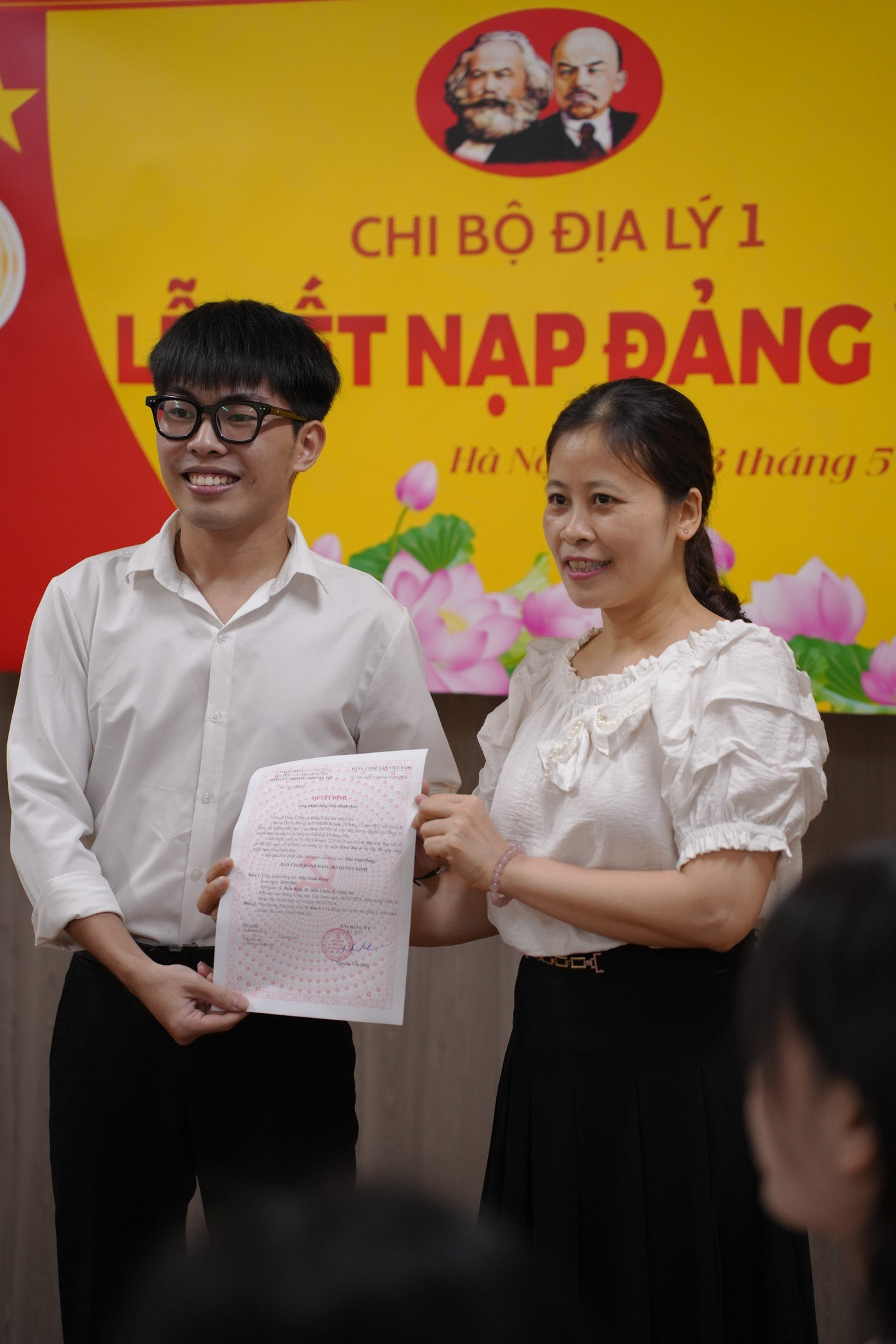 Đậu Xuân Đang được kết nạp vào Đảng Cộng sản Việt Nam khi còn là sinh viên năm thứ 2.