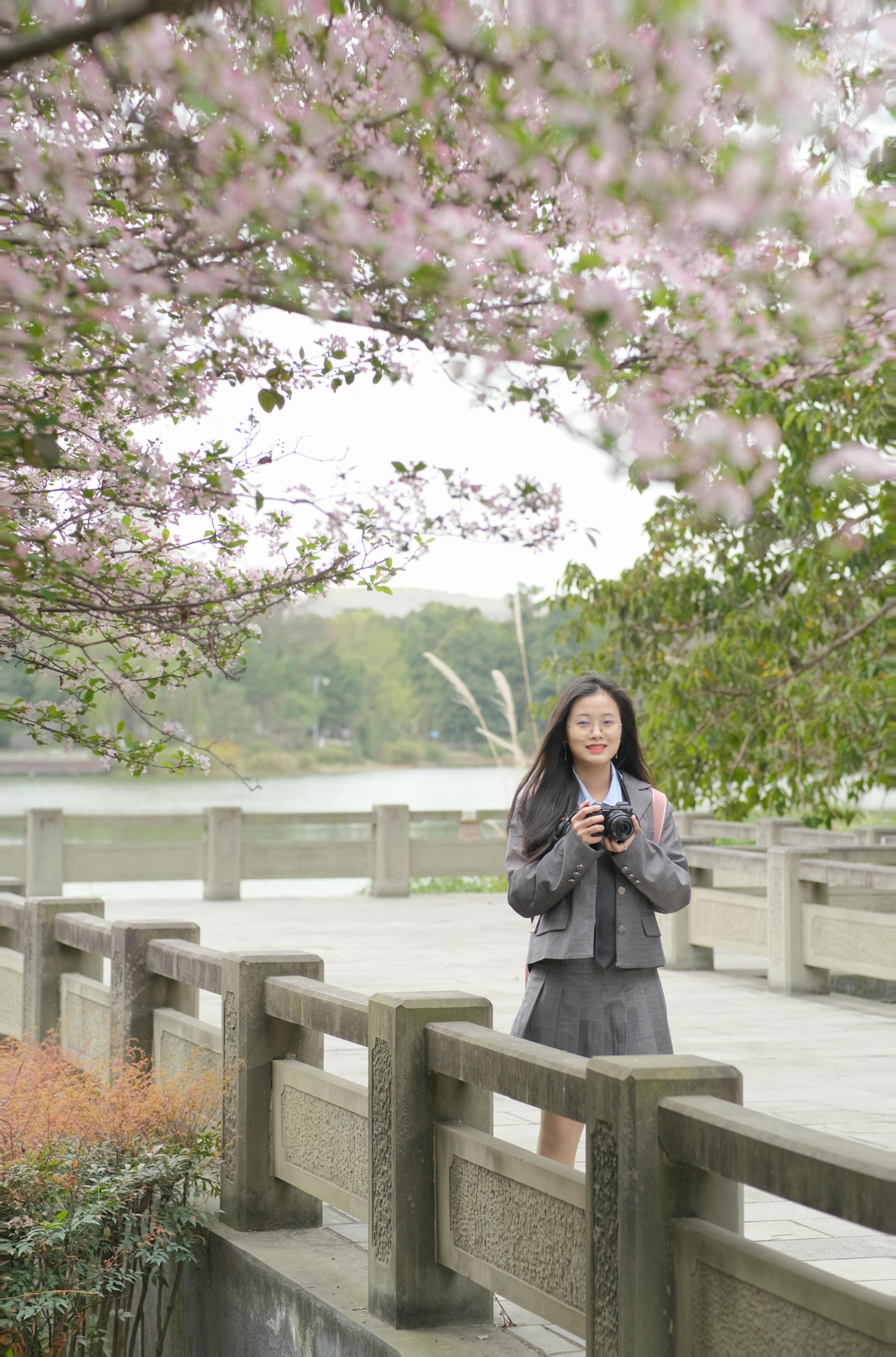 Thục Khánh dạo quanh hồ Minh Viễn, Đại học Tứ Xuyên. Thục Khánh dạo quanh hồ Minh Viễn, Đại học Tứ Xuyên.