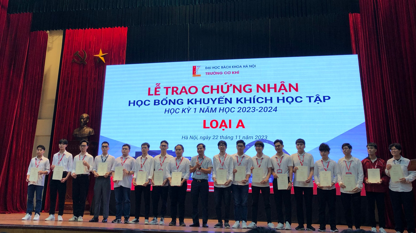 Thắng xuất sắc nhận học bổng Khuyến khích học tập của trường nhiều kỳ liền.