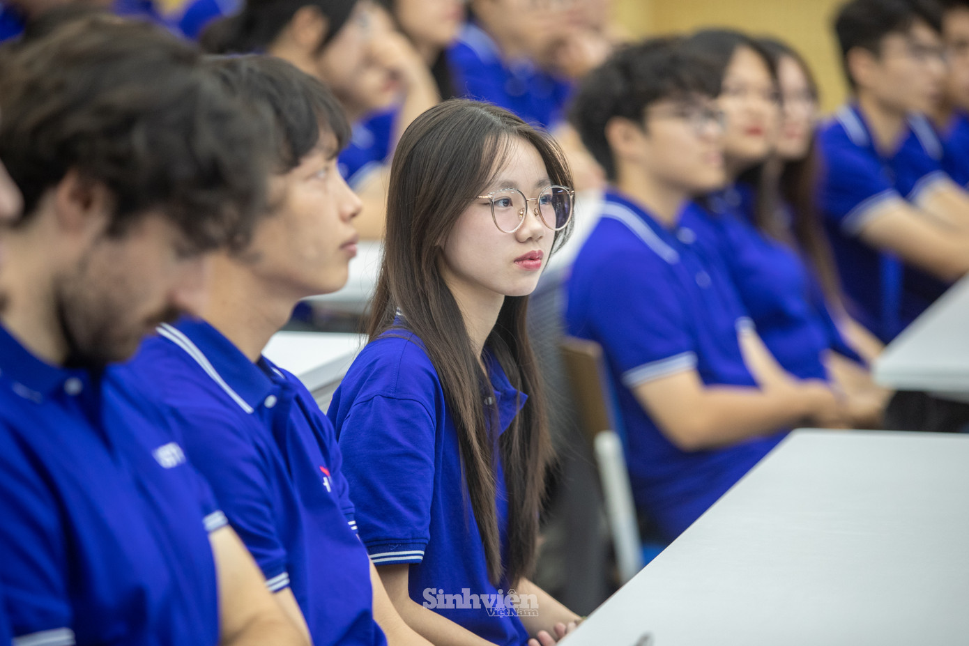 Tân sinh viên rạng rỡ ngày khai giảng.