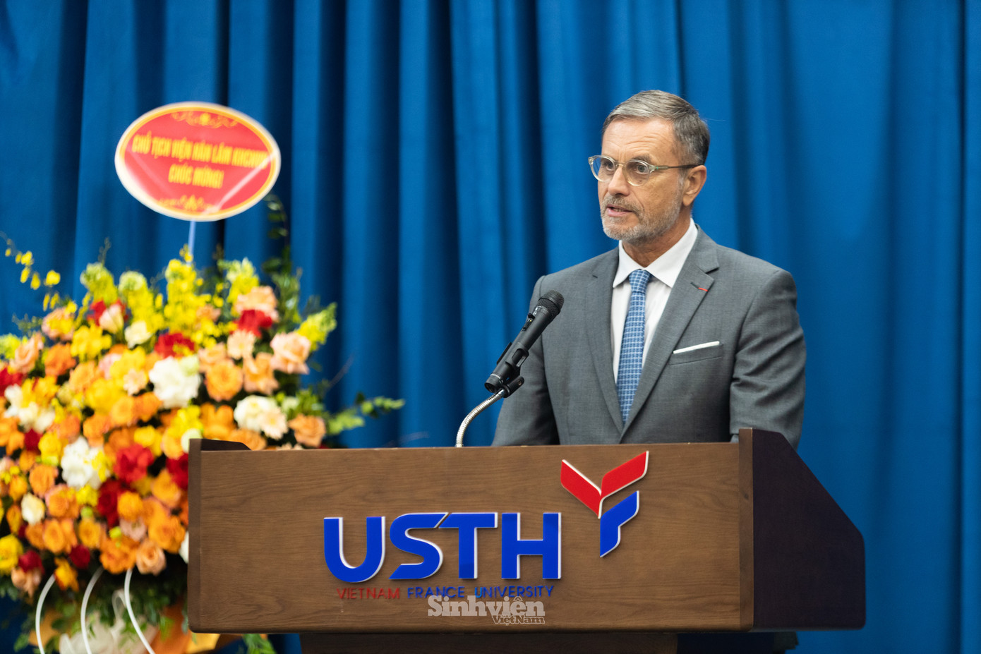 Ông Olivier Brochet - Đại sứ đặc mệnh toàn quyền Cộng hòa Pháp tại Việt Nam khẳng định USTH là lá cờ đi đầu trong hợp tác khoa học và đào tạo giữa Pháp và Việt Nam, là hiện thân hoàn hảo cho kỷ nguyên hợp tác khoa học giữa hai nước. Đại sứ nhắn gửi tới các tân sinh viên USTH: "Các em chuẩn bị bước vào hành trình nghiên cứu khoa học thực thụ ở cấp độ cao, tôi rất vui vì điều đó, bởi khoa học là công cụ thiết yếu để giải quyết những thách thức lớn toàn cầu... Hãy nắm bắt và tận dụng tối đa cơ hội này cho chính bản thân các em và cho Việt Nam."