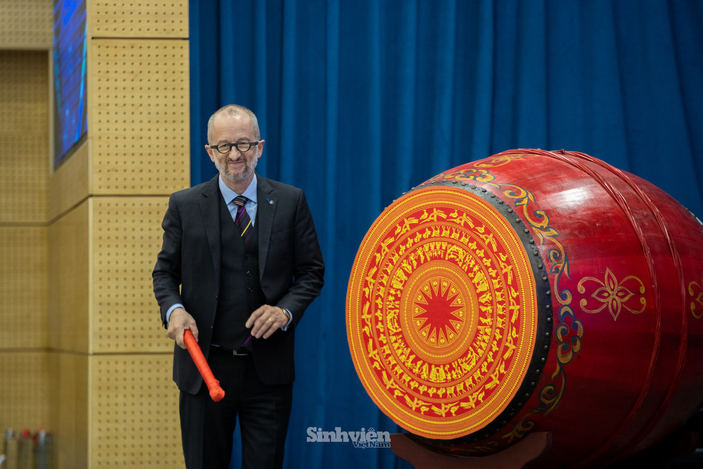 GS. Jean-Marc Lavest đánh trống khai giảng năm học mới.