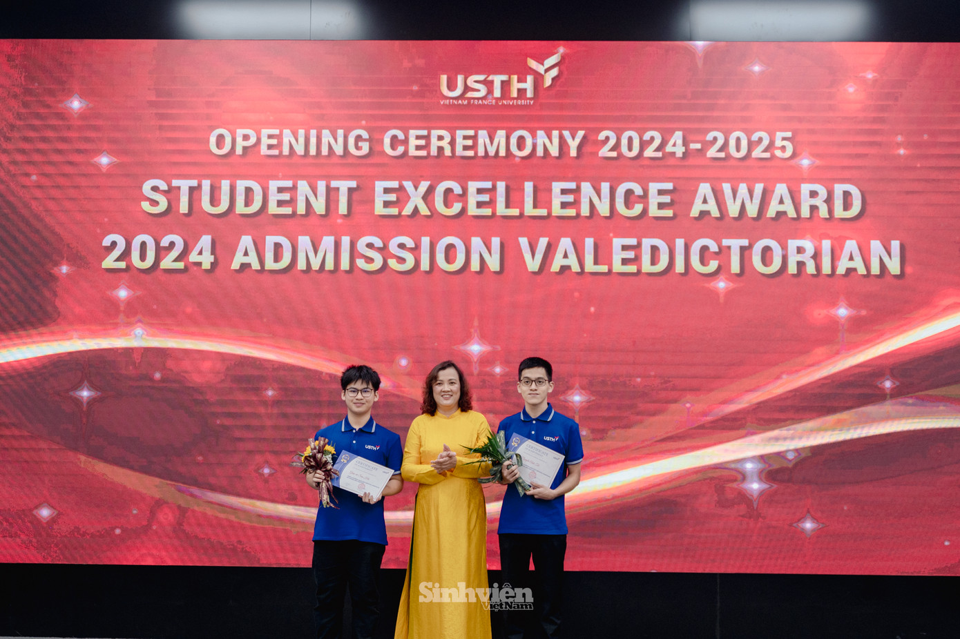 GS. Đinh Thị Mai Thanh - Hiệu trưởng Nhà trường trao thưởng cho 2 thủ khoa đầu vào: sinh viên Giáp Vũ Sơn Hà, Ngành Hóa học và sinh viên Nguyễn Anh Tú, Ngành Công nghệ Vi mạch bán dẫn.