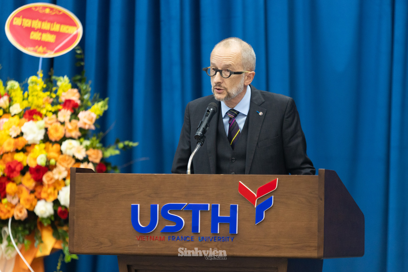 Phát biểu khai mạc, GS. Jean-Marc Lavest - Hiệu trưởng chính Trường Đại học Khoa học và Công nghệ Hà Nội gửi lời chúc mừng và chào đón hơn 1000 tân sinh viên, học viên, nghiên cứu sinh. GS. Jean-Marc Lavest nhắn gửi tới các tân sinh viên: "Cảm ơn các em đã lựa chọn USTH! Đây là lựa chọn mang lại vinh dự cho các em nhưng cũng yêu cầu sự cam kết và nhiều nỗ lực vì chặng đường phía trước của các em sẽ rất khó khăn, vất vả. "