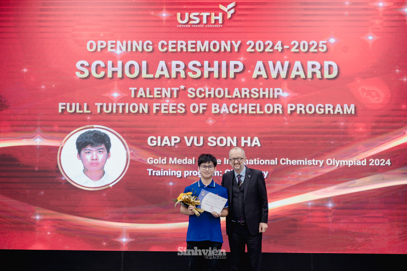 GS. Jean-Marc Lavest - Hiệu trưởng chính Nhà trường trao học bổng tài năng cho tân sinh viên Giáp Vũ Sơn Hà với thành tích xuất sắc đã đạt Huy chương vàng trong kỳ thi Olympic Hóa học quốc tế 2024.