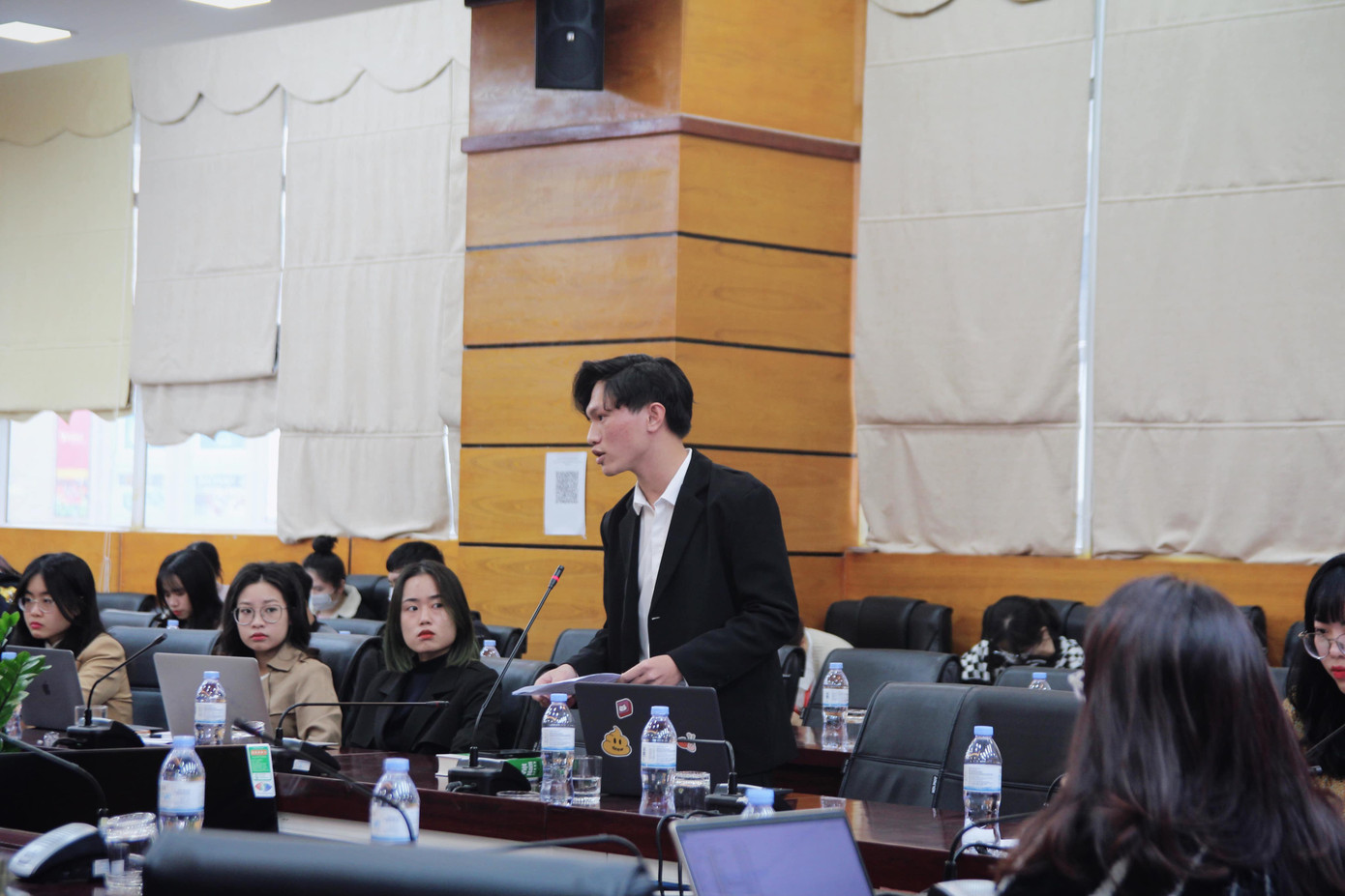 Được thực tập tại các cơ quan nhà nước và các doanh nghiệp, chàng sinh viên trẻ cũng được học hỏi thêm ở những cô chú, anh chị, những người bạn và cả những đối tác. “Thông qua quá trình thực tập chuyên môn, mình được trải nghiệm và vận dụng những kiến thức được học ở trường để giải quyết những vấn đề, những tranh chấp phát sinh trong đời sống thực tiễn”.