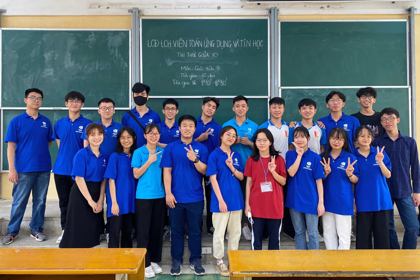 Ánh và các thành viên mảng Học tập và Nghiên cứu khoa học. Ánh và các thành viên mảng Học tập và Nghiên cứu khoa học.