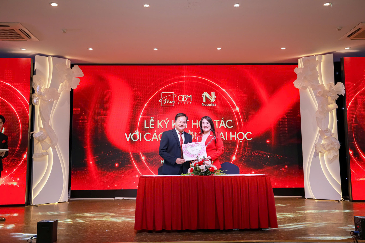 Bà Nguyễn Mến – Tổng Giám đốc GBM Group và ông Bùi Văn Bằng - Giám đốc Trung tâm Hỗ trợ Sinh viên và Quan hệ Doanh nghiệp - Trường Đại học Tài chính Quản trị Kinh doanh.