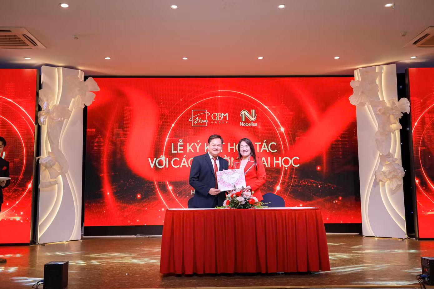 Bà Nguyễn Mến – Tổng Giám đốc GBM Group và ông Bùi Văn Bằng - Giám đốc Trung tâm Hỗ trợ Sinh viên và Quan hệ Doanh nghiệp - Trường Đại học Tài chính Quản trị Kinh doanh. Bà Nguyễn Mến – Tổng Giám đốc GBM Group và ông Bùi Văn Bằng - Giám đốc Trung tâm Hỗ trợ Sinh viên và Quan hệ Doanh nghiệp - Trường Đại học Tài chính Quản trị Kinh doanh.