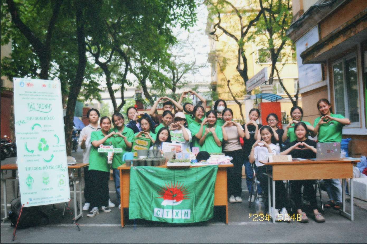 Hạnh cùng Đội Sinh viên làm công tác xã hội tổ chức sự kiện Tái "Xinh". Hạnh cùng Đội Sinh viên làm công tác xã hội tổ chức sự kiện Tái "Xinh".