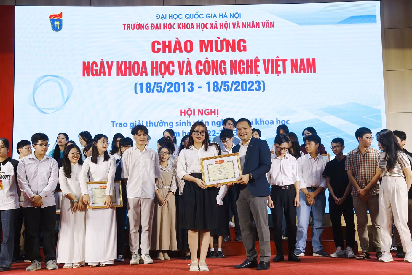PGS.TS Đào Thanh Trường (Phó Hiệu trưởng nhà Trường) trao giấy khen Giải Nhất Nghiên cứu khoa học sinh viên năm học 2022 - 2023 cho sinh viên Nguyễn Kim Anh.