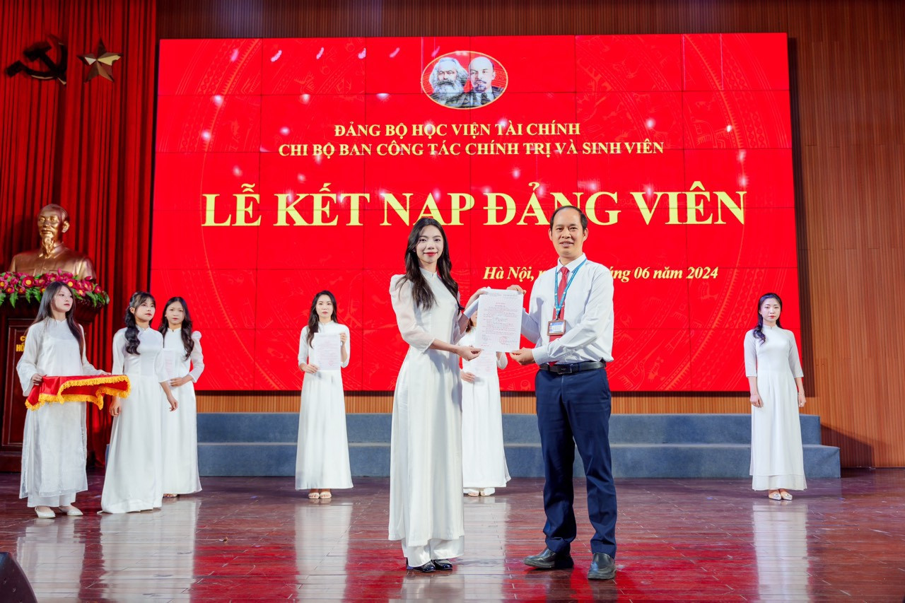 Uyên Trang vinh dự được kết nạp Đảng.