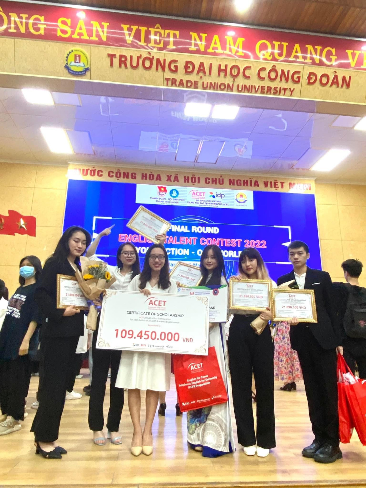 Hà Linh cùng các bạn sinh viên tham gia cuộc thi Tài năng Anh ngữ. Hà Linh cùng các bạn sinh viên tham gia cuộc thi Tài năng Anh ngữ.