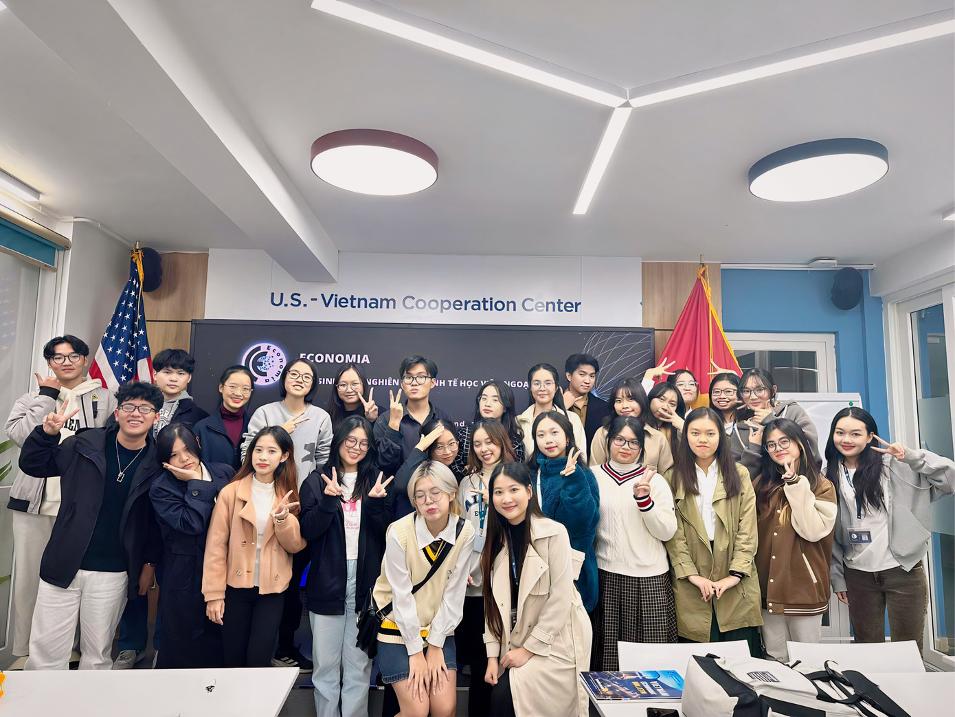 Dương cùng CLB Sinh viên Nghiên cứu kinh tế Học viện Ngoại giao (ECONOMIA).