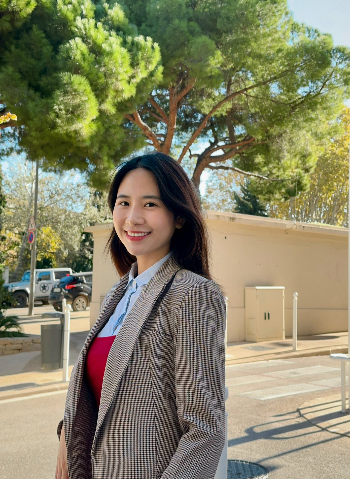 Thạc sĩ Triệu Nguyễn Huyền Trang đang là giảng viên giảng dạy và nghiên cứu ngành truyền thông của Học viện Ngoại giao, đồng thời đang thực hiện luận án tiến sĩ tại Pháp. Tính đến nay, cô đã có bảy năm gắn bó với giáo dục, vừa dạy trên trường, vừa thực hiện nhiều dự án đổi mới giáo dục trên mạng xã hội. (Ảnh: NVCC)