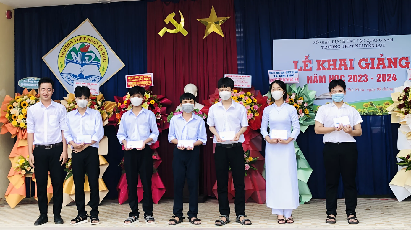 Người học trò năm xưa về thăm trường cũ và tặng học bổng cho học sinh vượt khó học giỏi của Trường THPT Nguyễn Dục (huyện Phú Ninh).