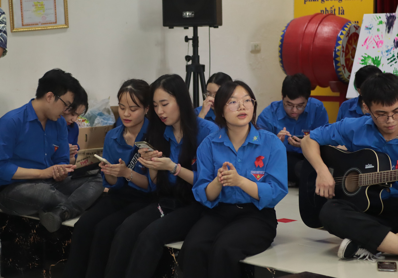 Hải Yến cùng các sinh viên đạt danh hiệu Sinh viên 5 tốt của trường trong chuyến tình nguyện tại trung tâm Sao Mai.