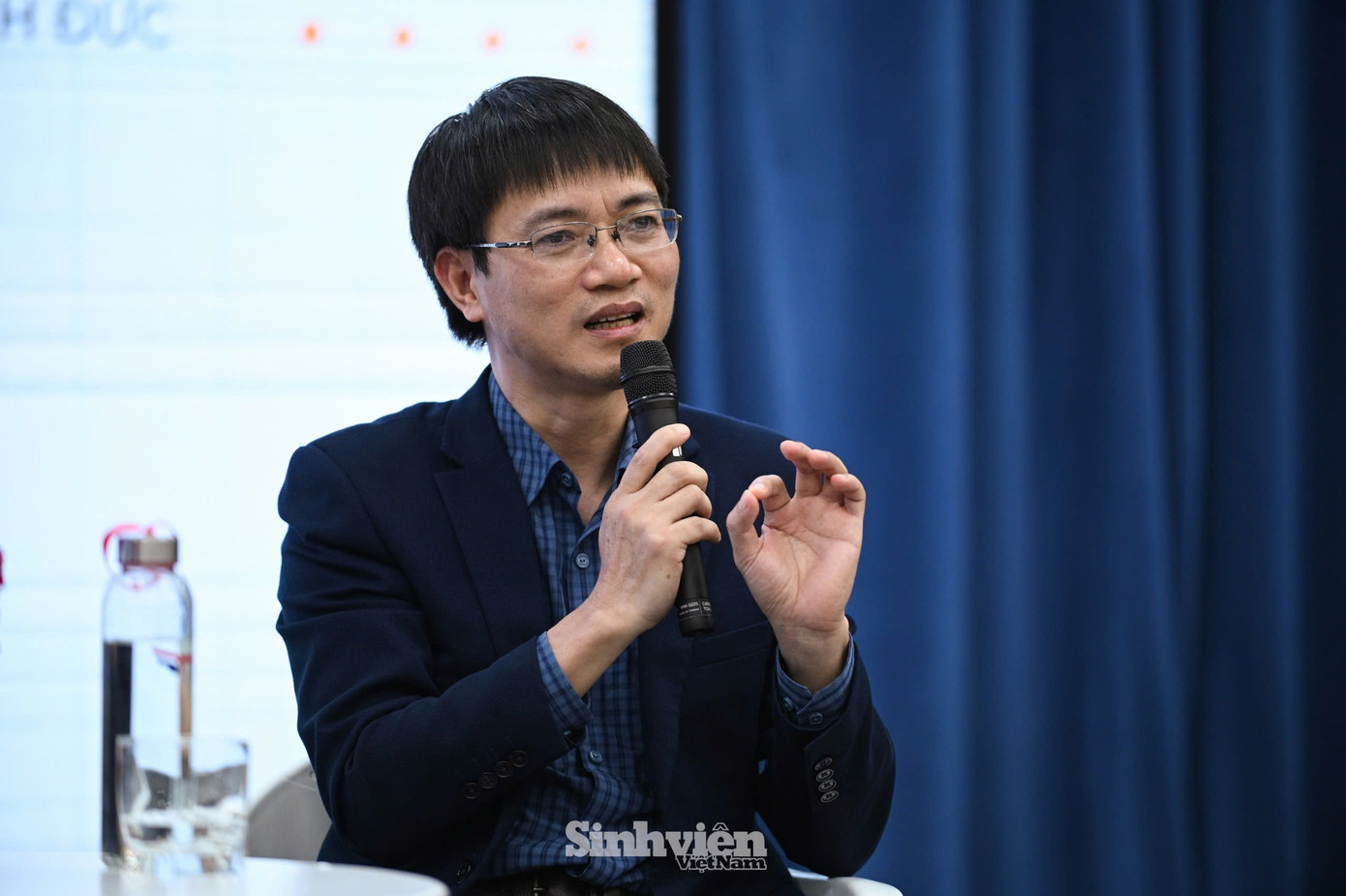 Nhà báo Nguyễn Tuấn Anh: "Cuộc đời có nhiều biến số lắm nên các bạn đừng ngại ngần, phải thử nhiều mới tìm ra thứ phù hợp với mình." Nhà báo Nguyễn Tuấn Anh: "Cuộc đời có nhiều biến số lắm nên các bạn đừng ngại ngần, phải thử nhiều mới tìm ra thứ phù hợp với mình."