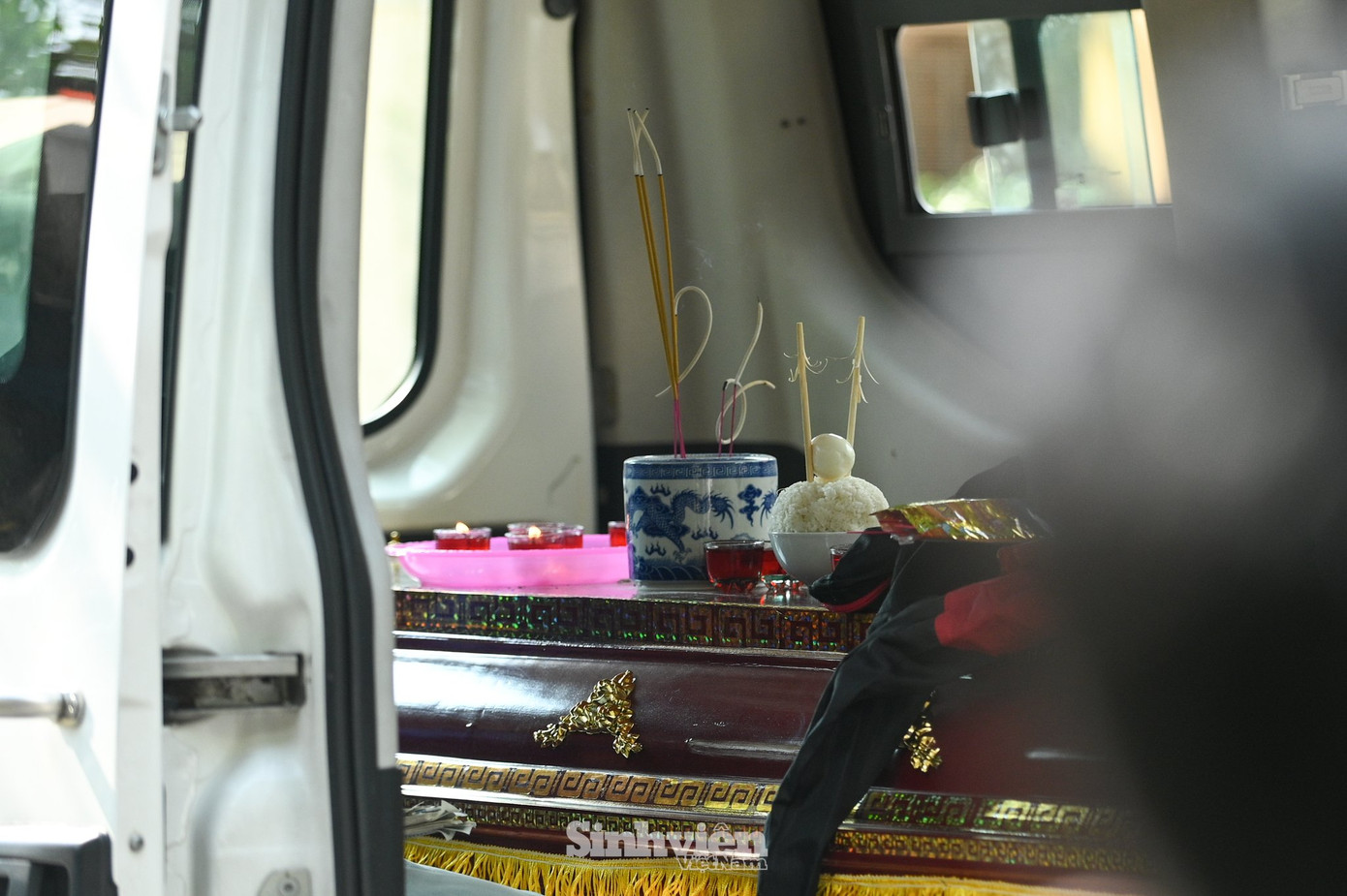 "Chúng tôi lên đón cháu, cháu là sinh viên vừa mới ra trường, công ăn việc làm ổn định, nghe tin tôi sững sờ" - Người nhà nạn nhân quê Bắc Ninh tâm sự.