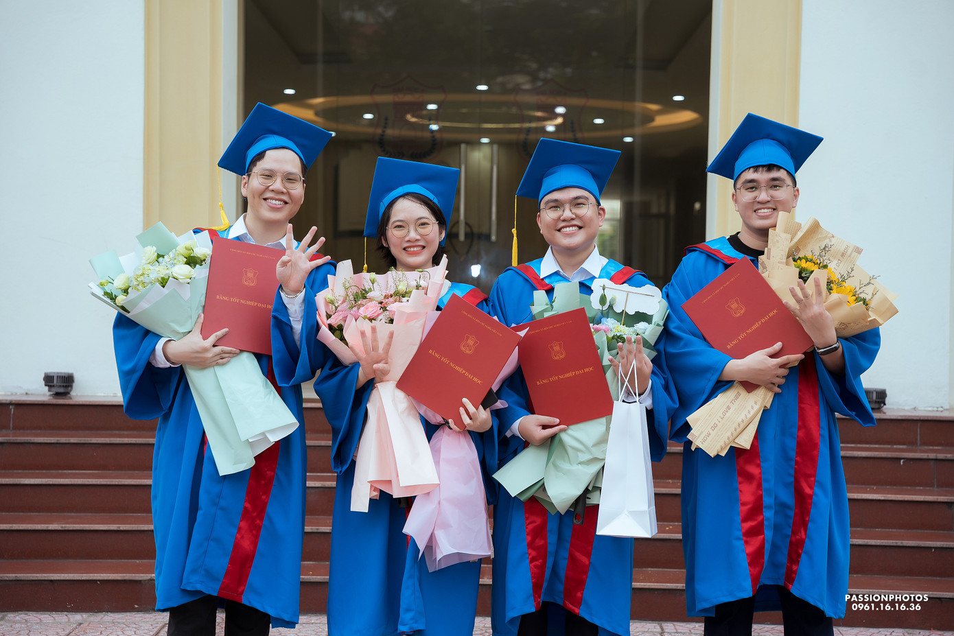 Nữ sinh luôn nỗ lực và phấn đấu học tập để đạt được ước mơ. Nữ sinh luôn nỗ lực và phấn đấu học tập để đạt được ước mơ.