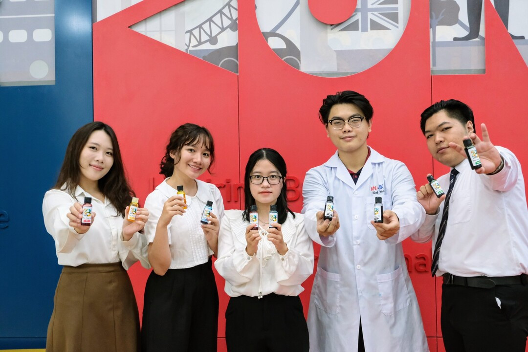 Nhóm sinh viên VNUK và sản phẩm Mực thực vật BINKS. Nhóm sinh viên VNUK và sản phẩm Mực thực vật BINKS.