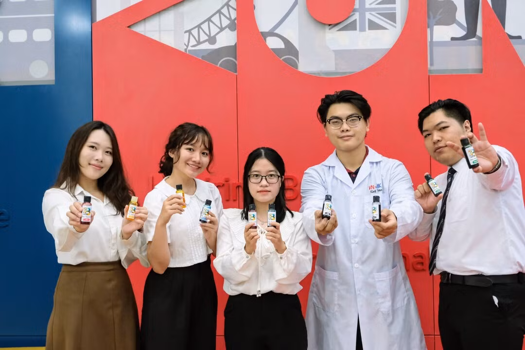 Nhóm sinh viên VNUK và sản phẩm Mực thực vật BINKS.