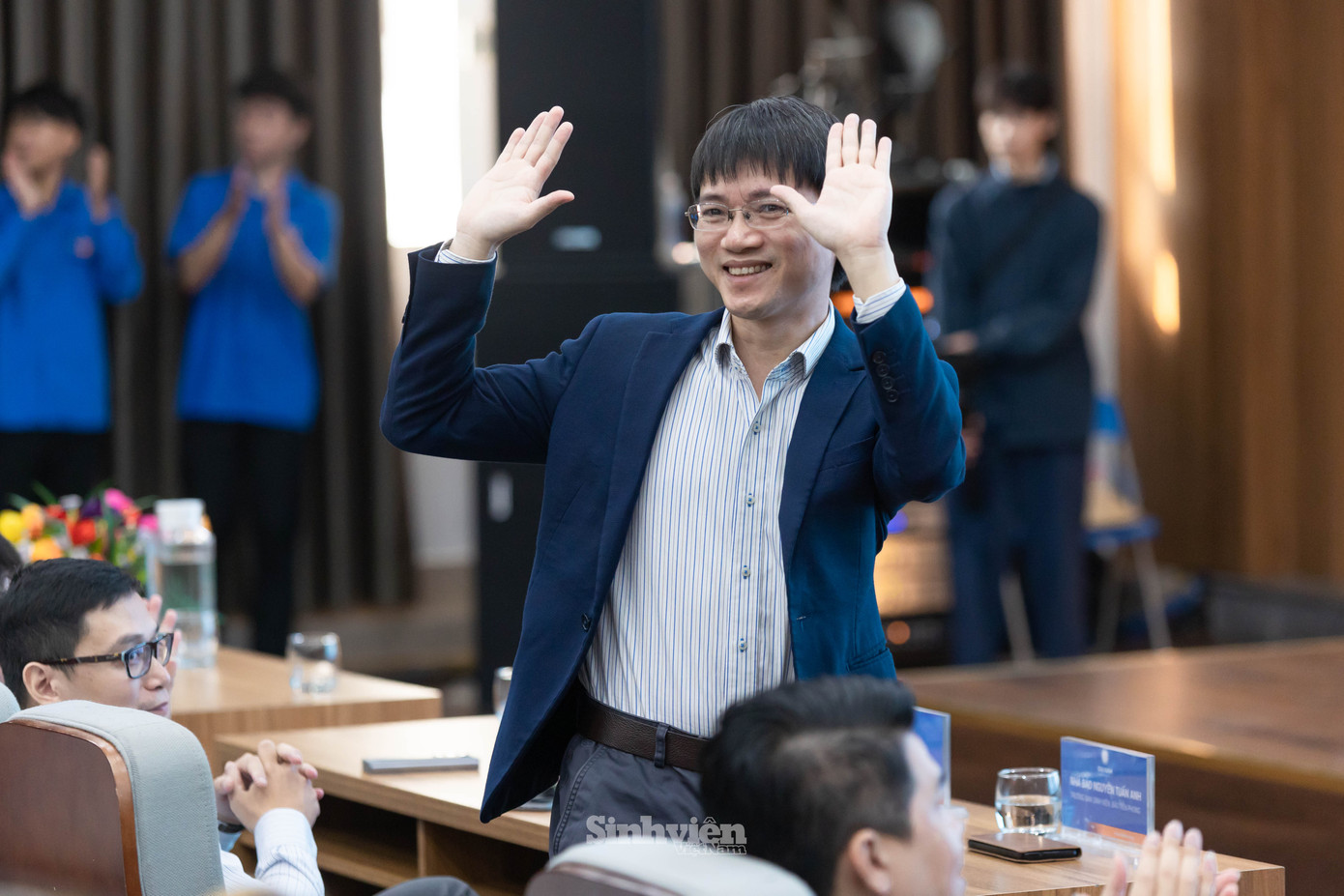 Nhà báo Nguyễn Tuấn Anh - Trưởng Ban Sinh viên, Báo Tiền Phong gặp lại các bạn sinh viên Trường Đại học Đại Nam tại toạ đàm 'Sinh viên trước ngưỡng cửa tự lập'. Cách đây 6 tháng, anh từng đến chia sẻ với các bạn sinh viên về 'Thiết kế truyền thông trong xây dựng thương hiệu'. Nhà báo Nguyễn Tuấn Anh phấn khởi khi lần quay trở lại được các giảng viên và sinh viên chào đón nồng nhiệt.