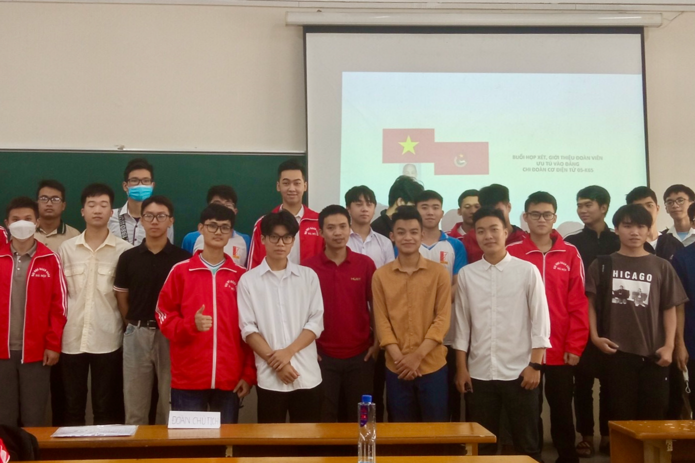 Phó Bí thư Ngọc Cương (hàng đầu, áo trắng, đeo kính) và các bạn của Chi đoàn Cơ điện tử 05-K65.