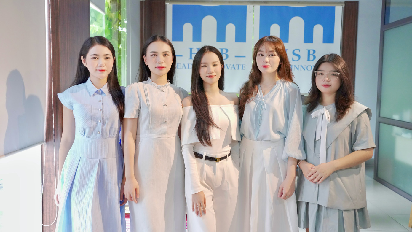 Cô nàng và nhóm xuất sắc vượt qua các thử thách của “bể cá mập” và đạt được thành công nhờ vào sự tự tin và nhiệt huyết tuổi trẻ. Cô nàng và nhóm xuất sắc vượt qua các thử thách của “bể cá mập” và đạt được thành công nhờ vào sự tự tin và nhiệt huyết tuổi trẻ.