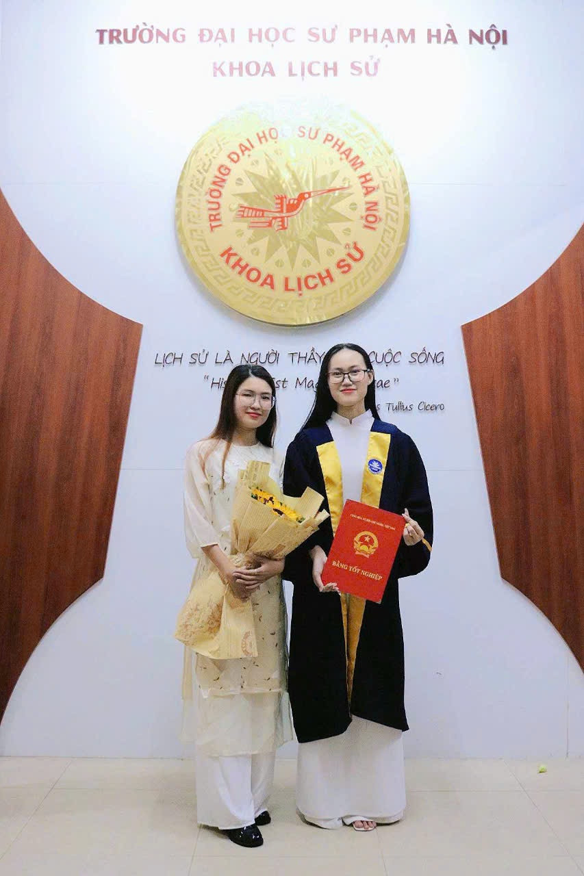 Nhung tham dự lễ tốt nghiệp của chị gái. Nhung tham dự lễ tốt nghiệp của chị gái.