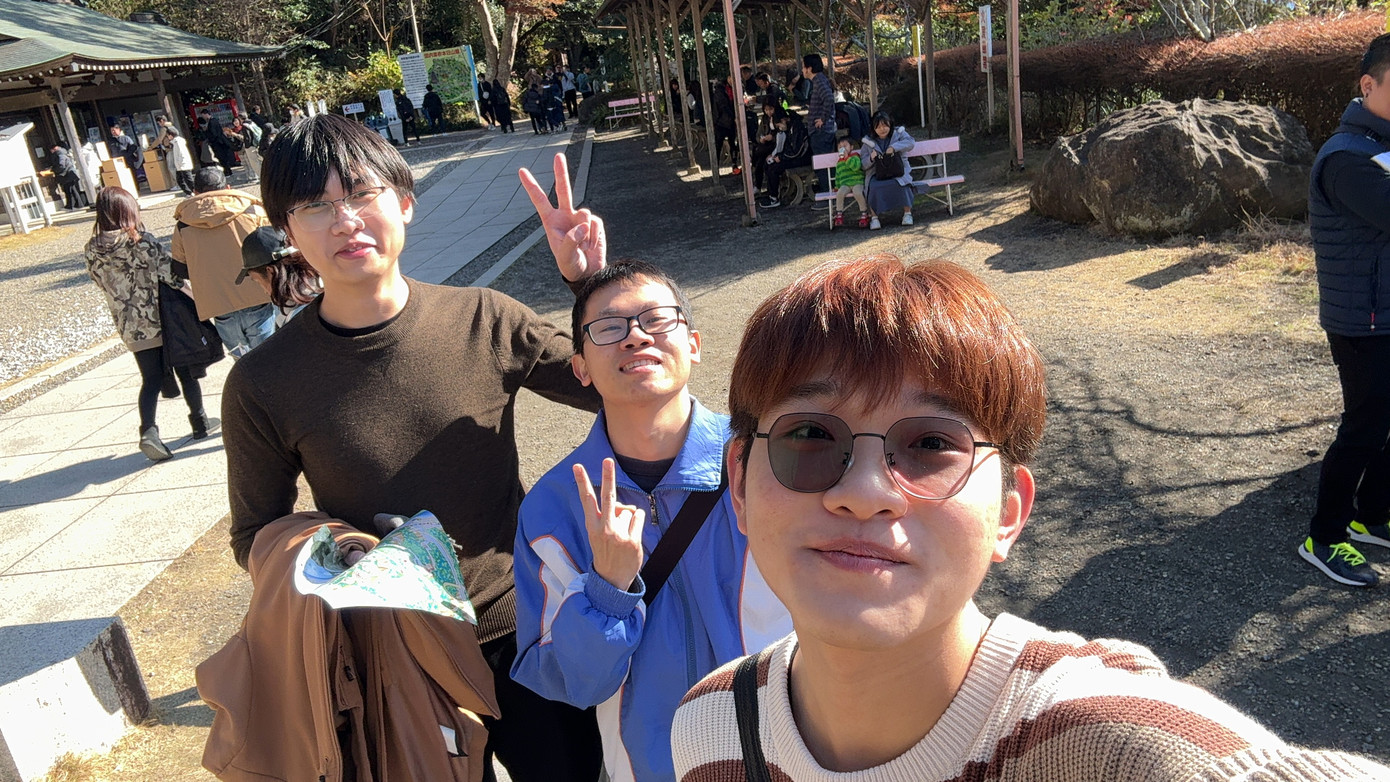 Cát Thọ cùng với các bạn của mình tại Học viện Công nghệ Tokyo đi chùa Nihonji (Chiba) nhân dịp đầu năm mới.