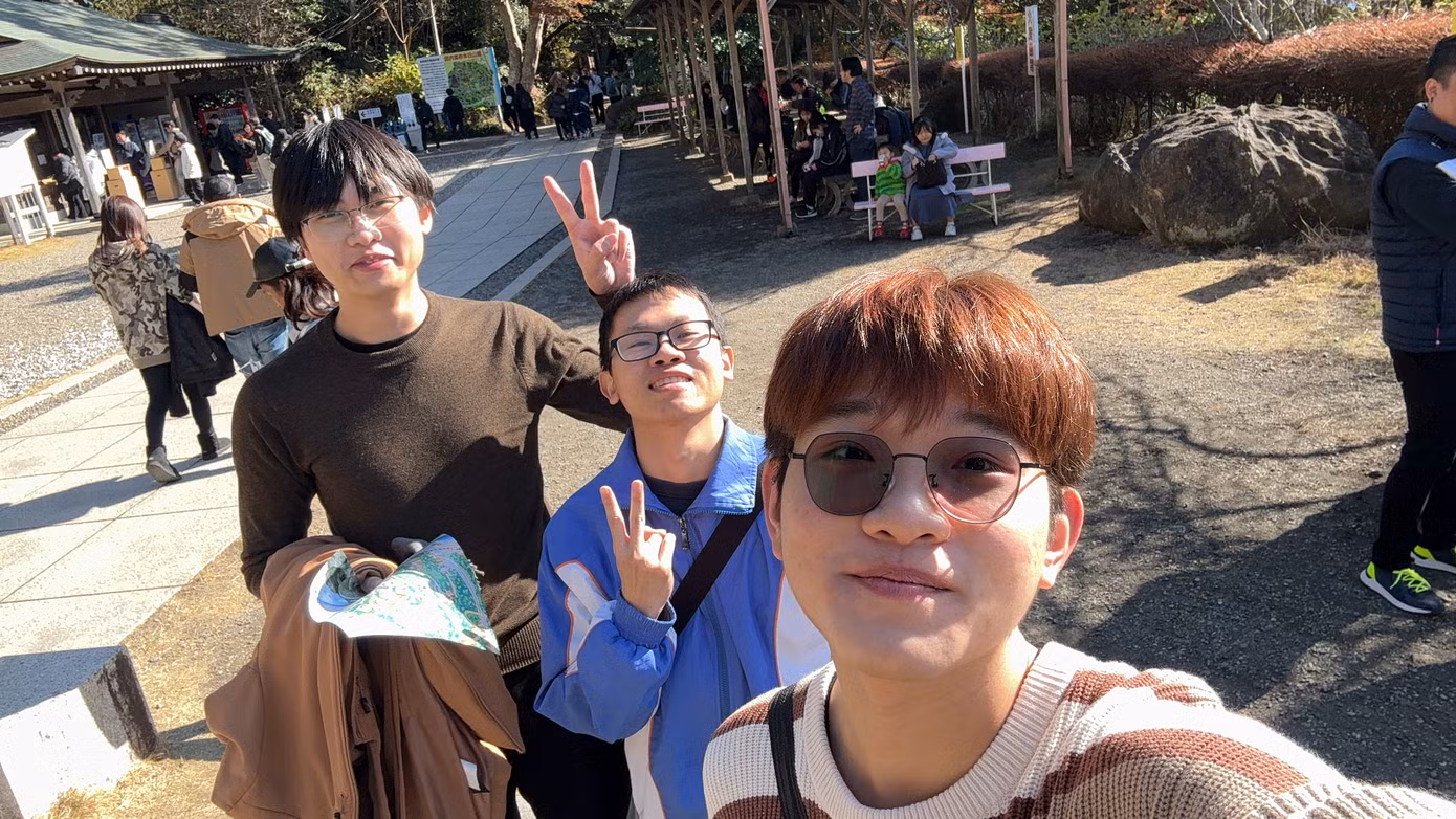 Cát Thọ cùng với các bạn của mình tại Học viện Công nghệ Tokyo đi chùa Nihonji (Chiba) nhân dịp đầu năm mới.