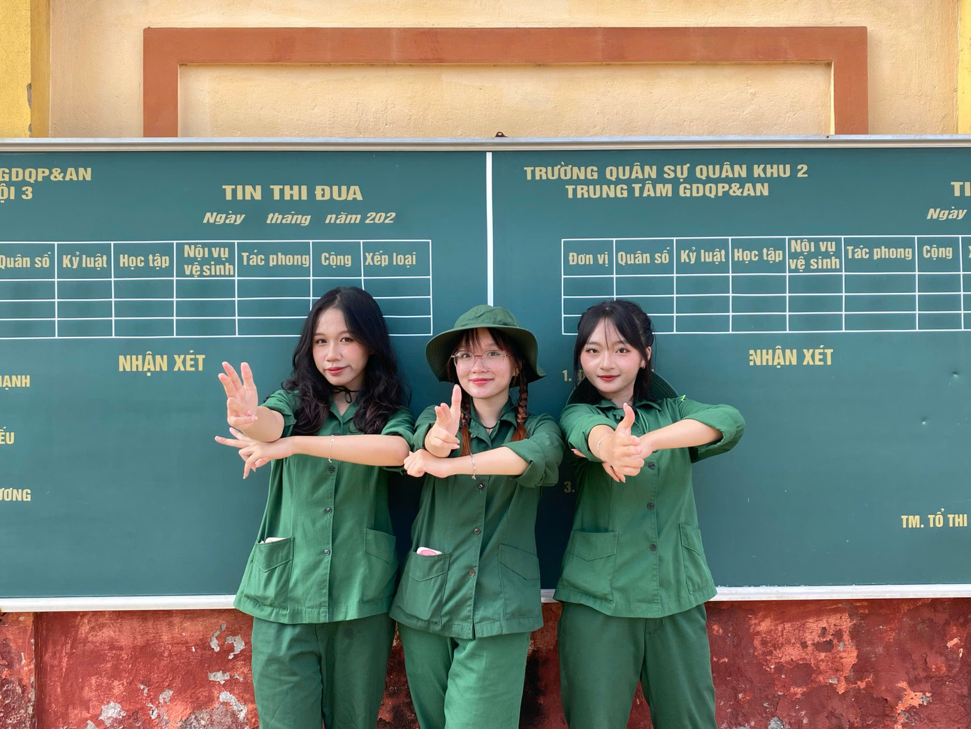 Hoàng Thị Thanh Trúc - nữ sinh năm 3, Học viện Ngoại giao (ngoài cùng bên phải).