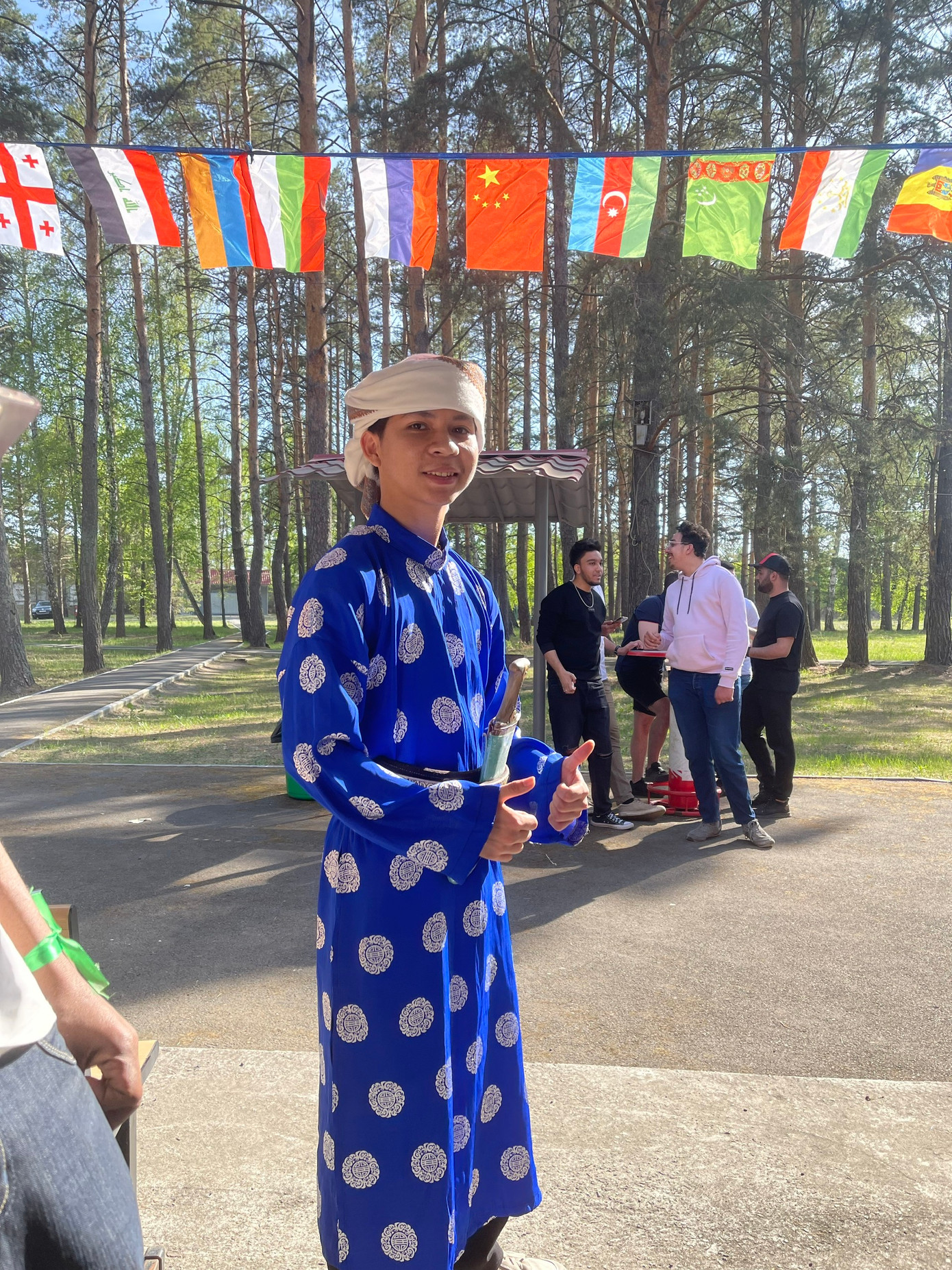 Nguyên Khuê mặc áo dài truyền thống Việt Nam kết hợp với trang phục của các bạn người Ả Rập trong một buổi giao lưu văn hóa. Nguyên Khuê mặc áo dài truyền thống Việt Nam kết hợp với trang phục của các bạn người Ả Rập trong một buổi giao lưu văn hóa.