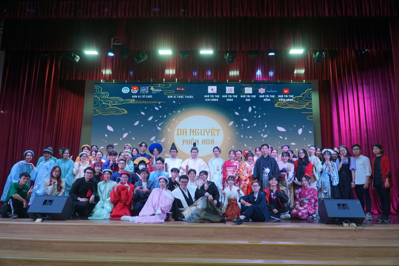 Hoàng cùng các thành viên tại chương trình Dạ Nguyệt Phồn Hoa – Tsukiakari. Hoàng cùng các thành viên tại chương trình Dạ Nguyệt Phồn Hoa – Tsukiakari.