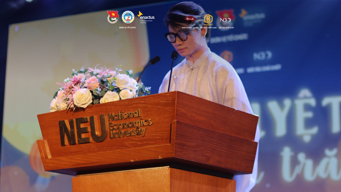 Hoàng phát biểu tại chương trình Dạ Nguyệt - Kí Ức Đêm Trăng. Hoàng phát biểu tại chương trình Dạ Nguyệt - Kí Ức Đêm Trăng.