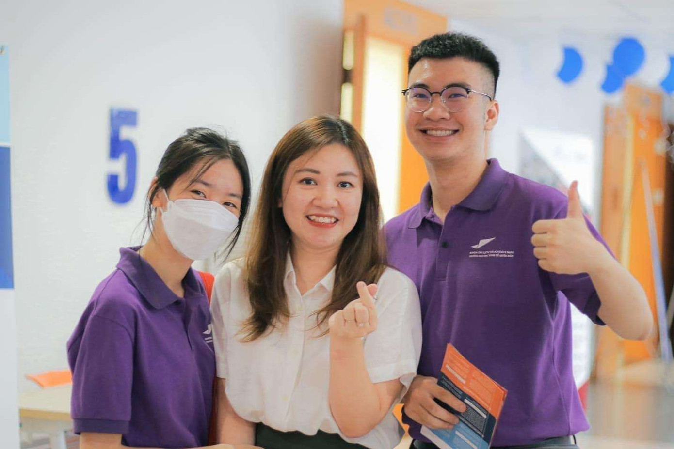 Quốc Huy tham gia hoạt động Tư vấn Tuyển sinh của Khoa Du lịch và Khách sạn.