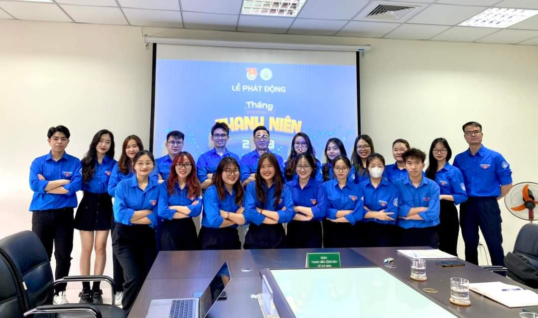 Lê Hà My, Phó Chánh Văn phòng Đoàn Thanh niên Trường Đại học Y tế Công cộng cùng các cán bộ Đoàn trường với nụ cười rạng rỡ và ánh mắt đầy nhiệt huyết.