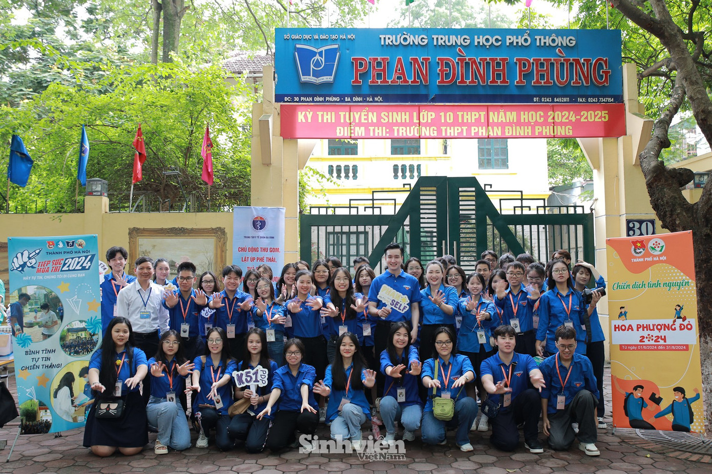 Đội hình Tiếp sức mùa thi tại điểm thi Trường THPT Phan Đình Phùng.
