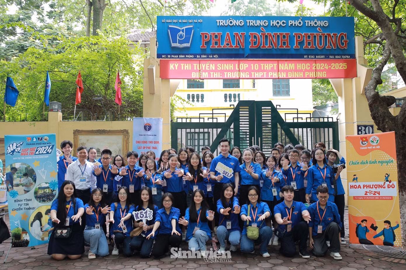 Đội hình Tiếp sức mùa thi tại điểm thi Trường THPT Phan Đình Phùng.