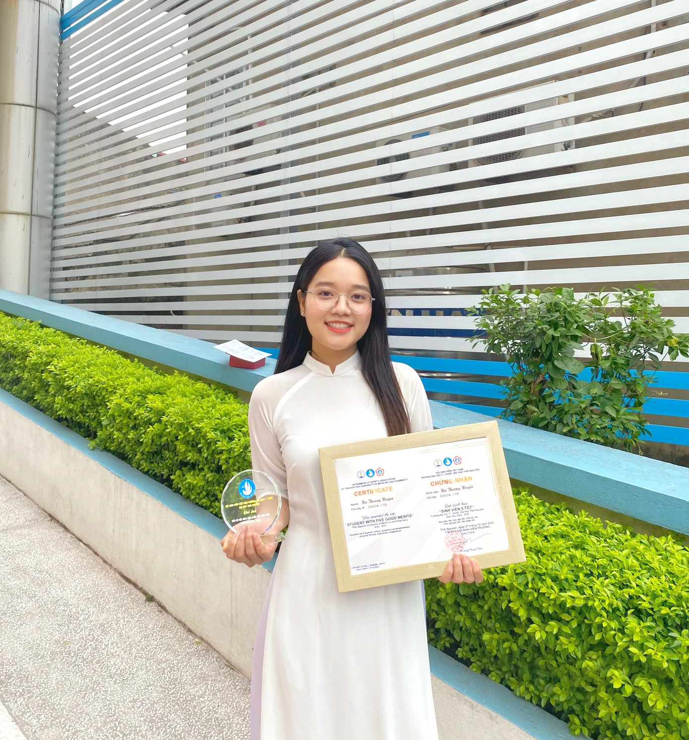 Thương Huyền là Sinh viên 5 Tốt cấp trường các năm học 2021-2022, 2022-2023. Thương Huyền là Sinh viên 5 Tốt cấp trường các năm học 2021-2022, 2022-2023.