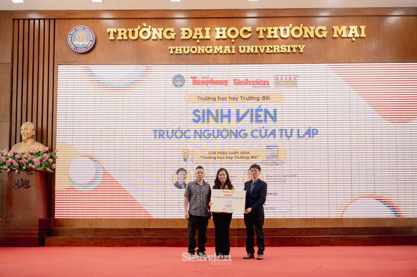 Đại diện Báo Tiền Phong và Hệ thống Đào tạo Thiết kế, Kỹ xảo 3D & Game - Arena Multimedia trao tặng 100 cuốn sách "Trường học hay Trường đời" bản in năm 2024 cho Trường Đại học Thương mại.