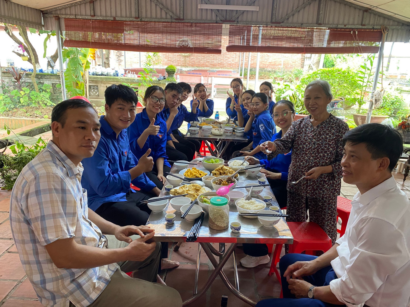 Huy cùng các bạn sinh viên dùng cơm sau buổi tham gia tình nguyện. Huy cùng các bạn sinh viên dùng cơm sau buổi tham gia tình nguyện.