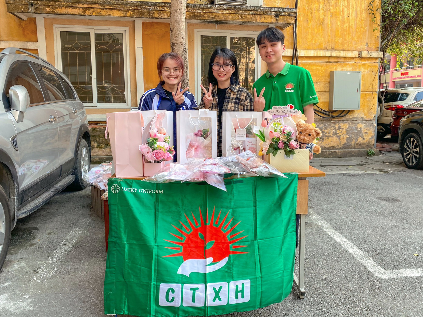 Văn Nam trực bán hàng cùng thành viên của đội.