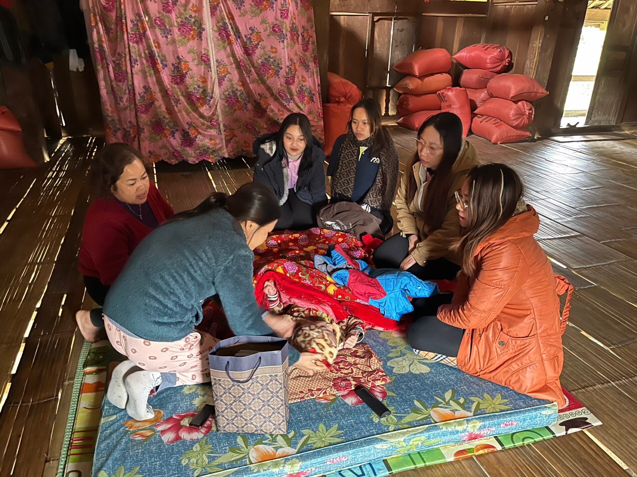 Lan Anh tham gia hoạt động thiện nguyện, tặng quà cho các em nhỏ có hoàn cảnh khó khăn.