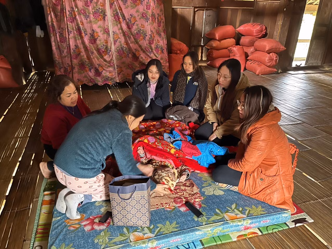 Lan Anh tham gia hoạt động thiện nguyện, tặng quà cho các em nhỏ có hoàn cảnh khó khăn.