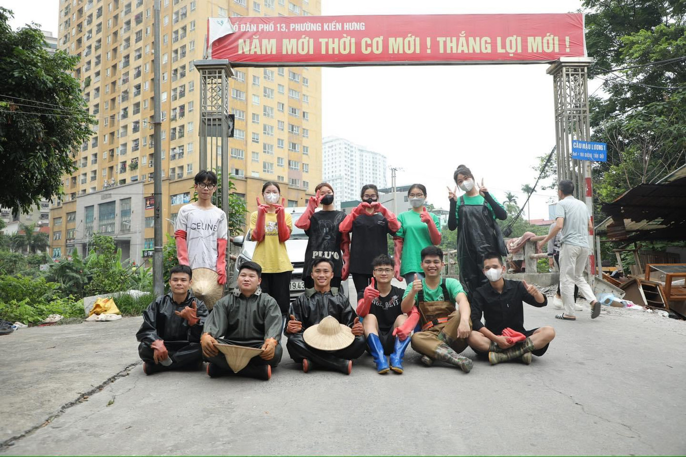 Phạm Khắc Tùng luôn có những người bạn bên cạnh, sẻ chia công việc lúc khó khăn.