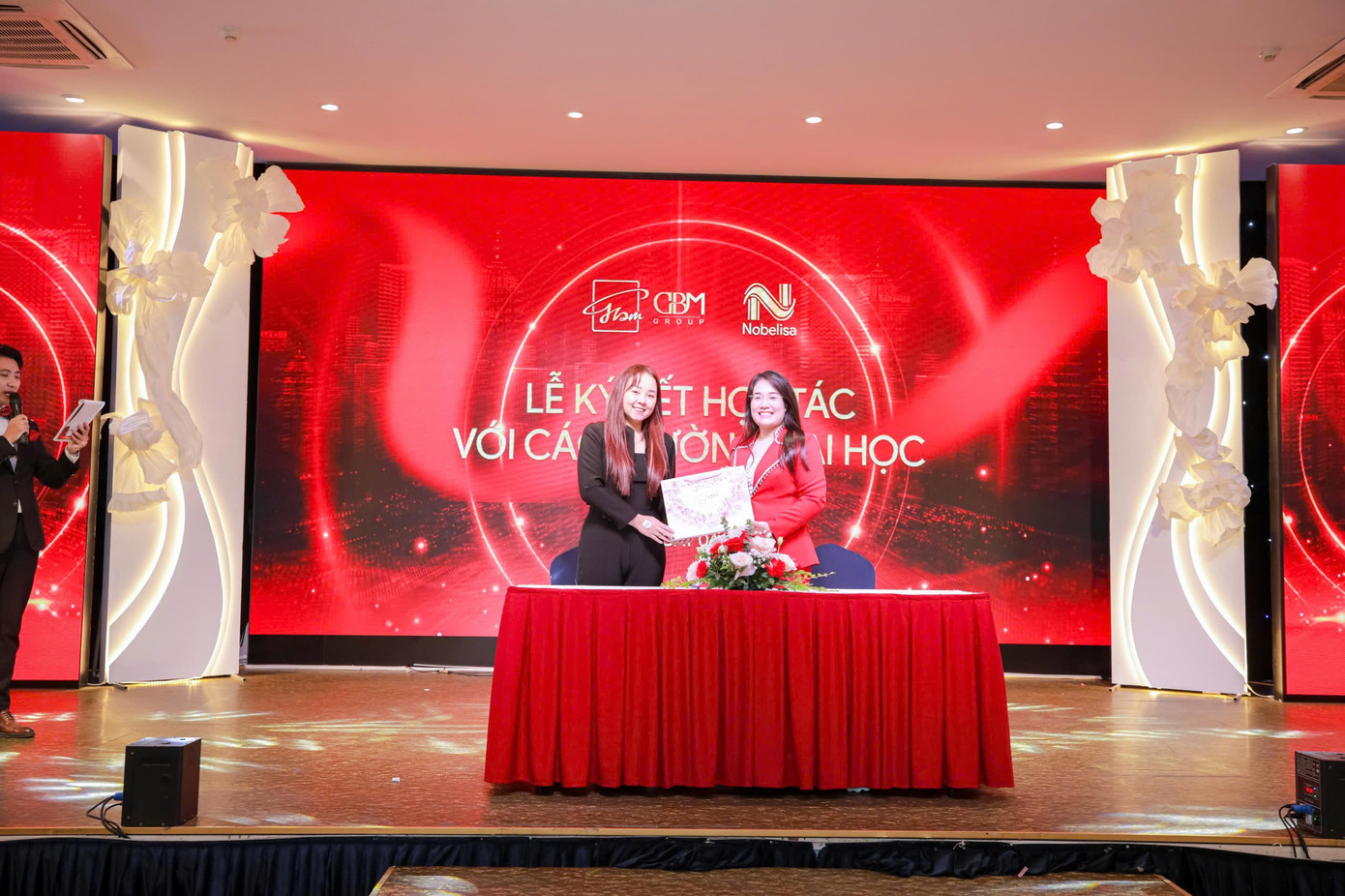 Bà Nguyễn Mến – Tổng Giám đốc GBM Group cảm ơn sự hợp tác của Trường Đại học Khoa học Xã hội và Nhân văn – Đại học Quốc gia Hà Nội.